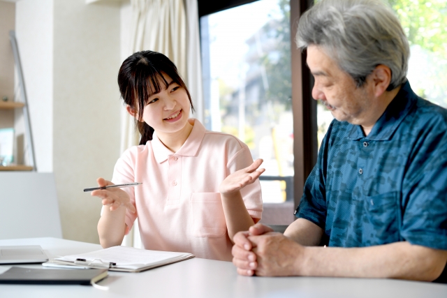 ケアハウスとは？他の施設との違いやメリット・デメリット、平均費用を解説