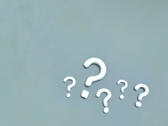 施設の廊下で談笑する高齢者とスタッフ