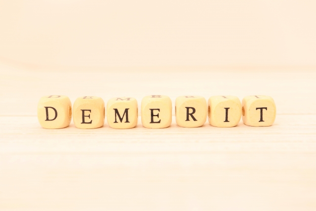 窓の外を眺めて物思いにふける高齢女性