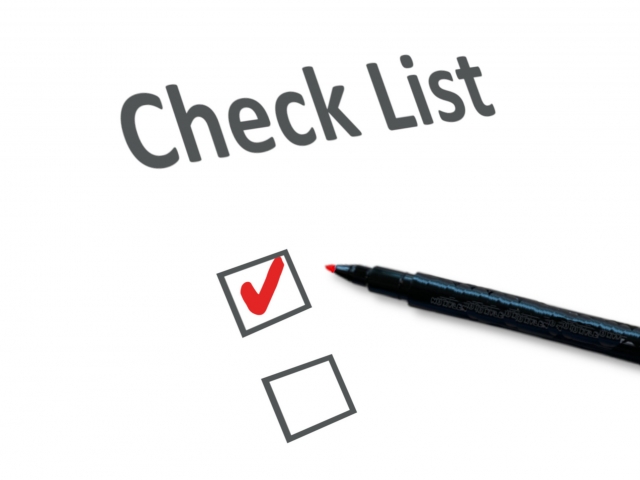 スタッフと入居相談をする夫婦