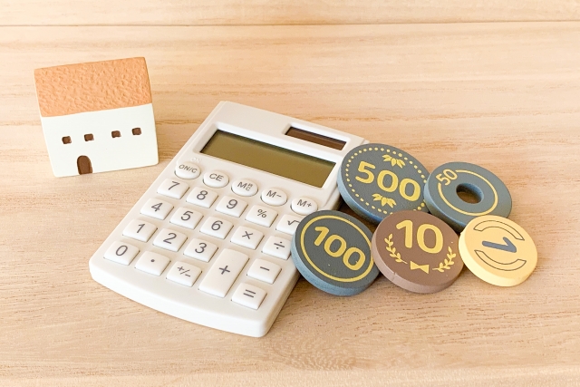 電卓とペンと書類