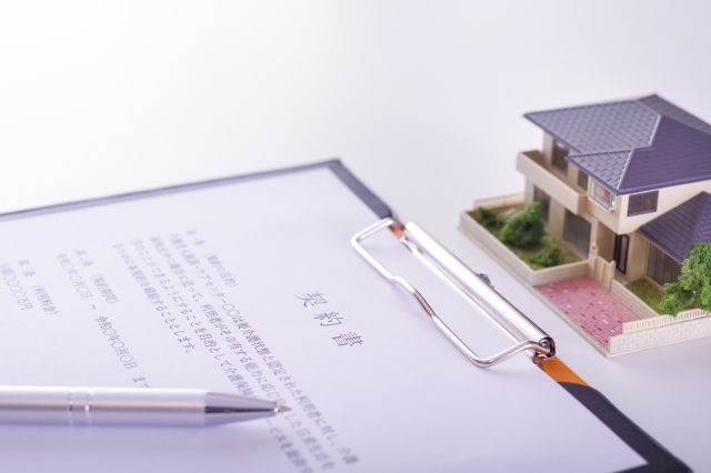 契約書を確認するシニア