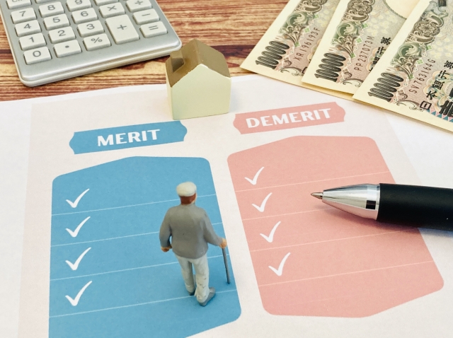 医師から説明を受ける高齢者と家族