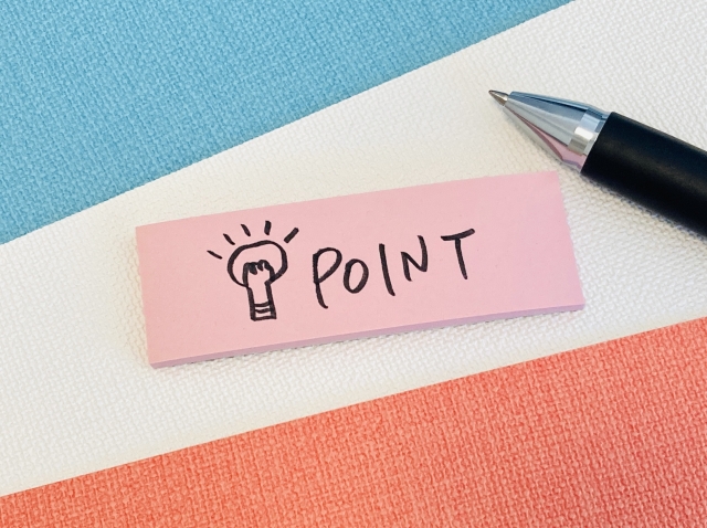 虫眼鏡で書類を確認する様子