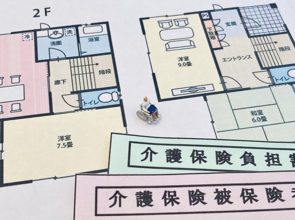 介護スタッフと話をする高齢の女性