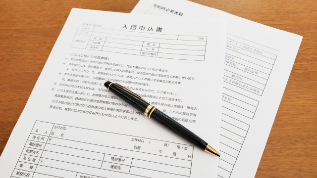 契約書にサインする様子