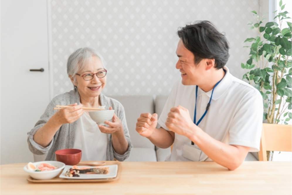 食事を楽しむ高齢者夫婦