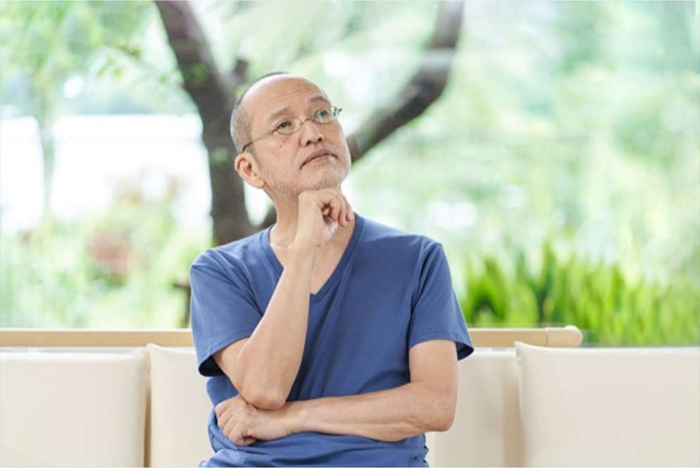 自宅で物思いにふける高齢女性