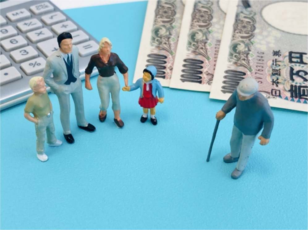 書類を前に話し合う家族