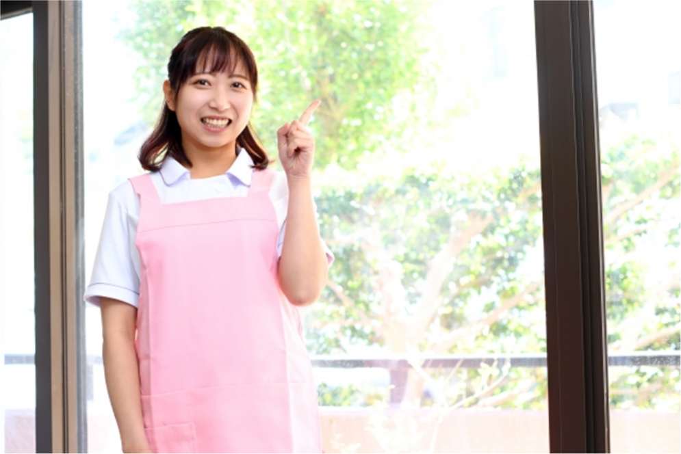 ポイントを指さす介護スタッフ