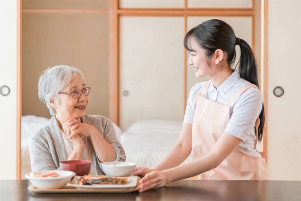 在宅で介護サービスを受ける高齢女性
