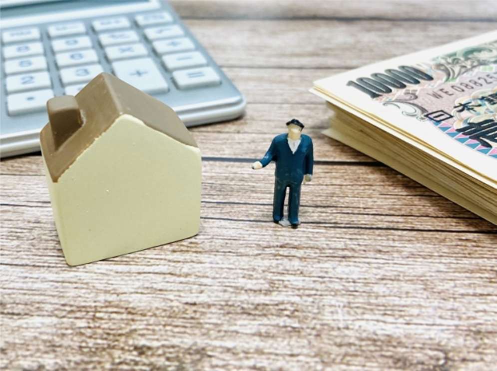 特別養護老人ホームの費用を減免する制度について解説する女性