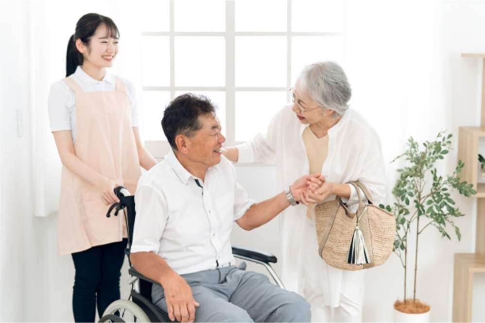 書類を確認して安心するシニア夫婦