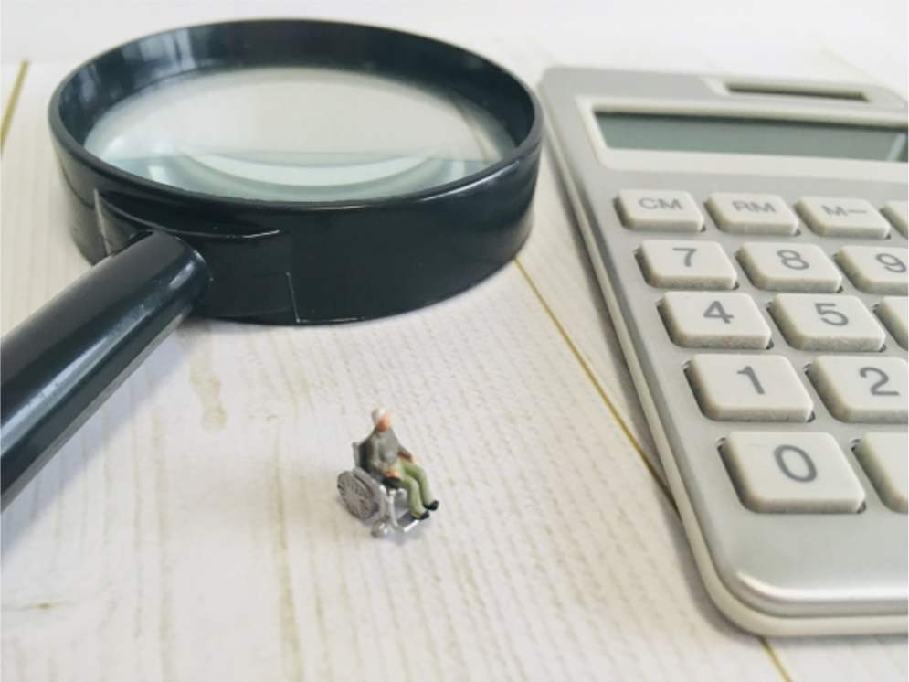 福祉事務所の窓口で相談する人