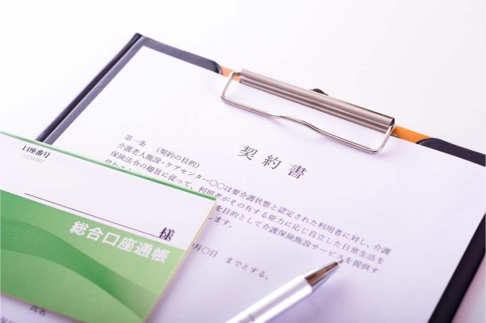 役所で申請手続きをするシニア夫婦