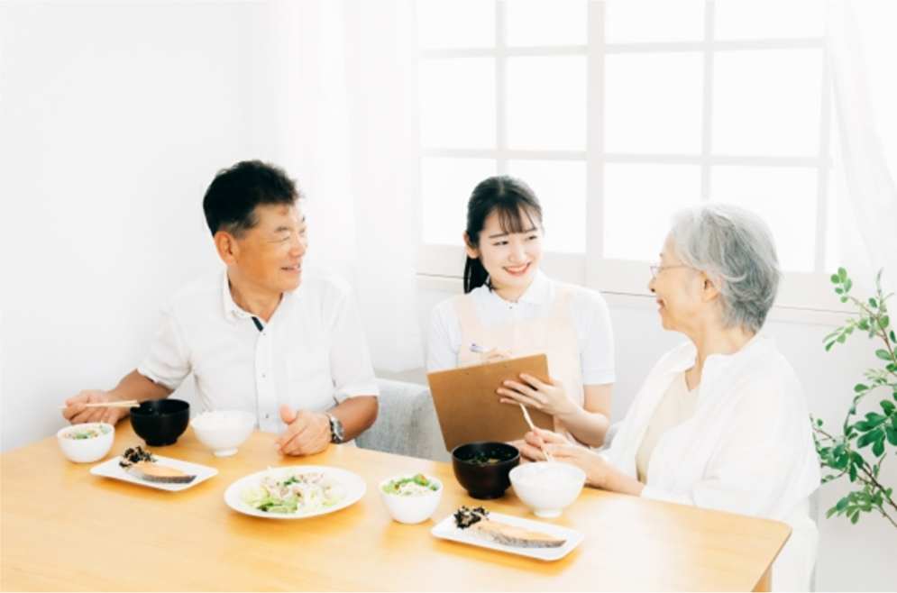 調理スタッフと配膳された食事