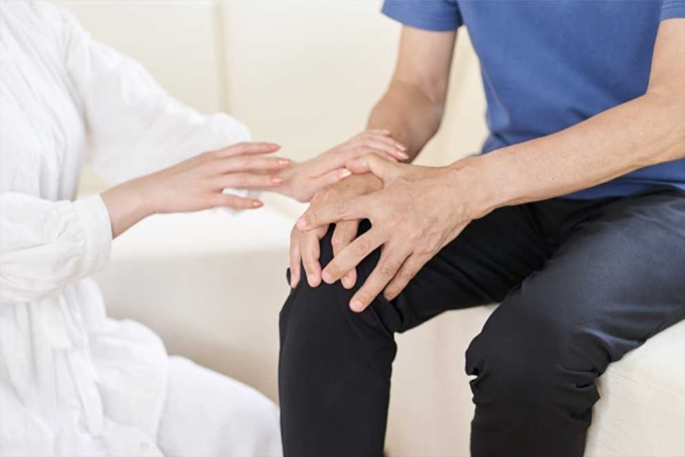 入居を嫌がる様子の高齢男性