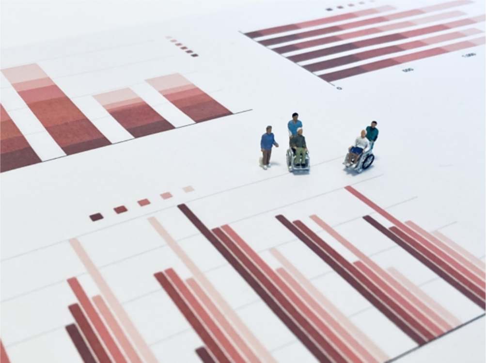 グラフのデータを確認するシニア夫婦