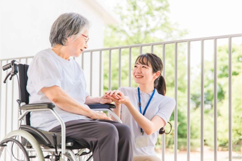 談笑する高齢者たち