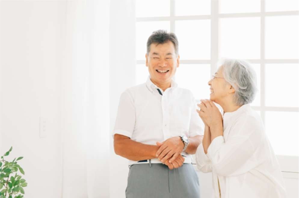 スタッフと談笑する入居者たち