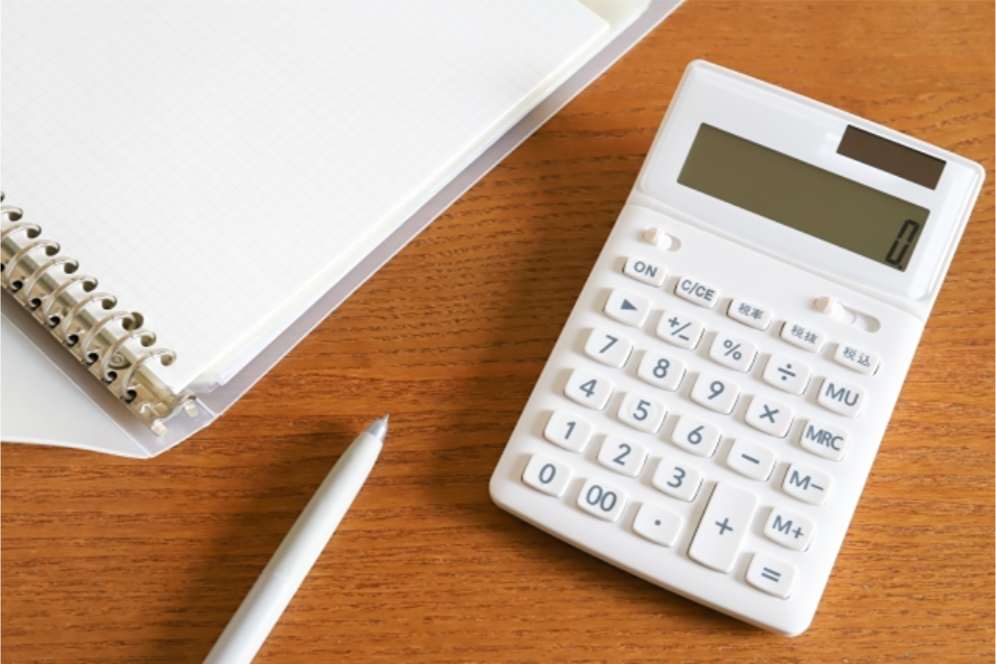 電卓とペンと書類