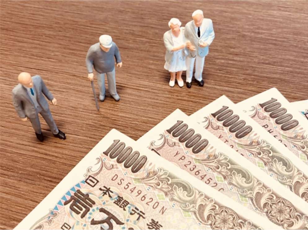 電卓で費用を計算するシニア