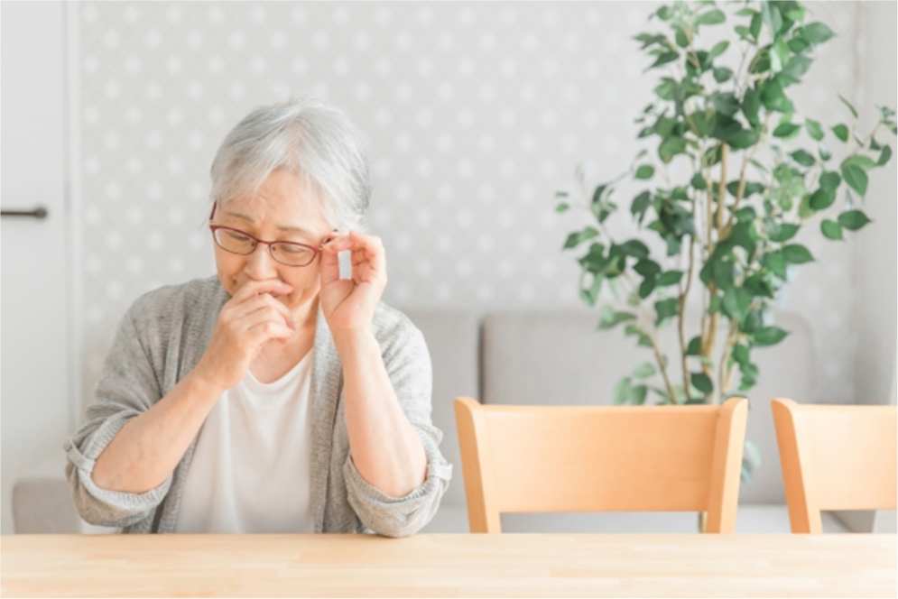 食事をする高齢者