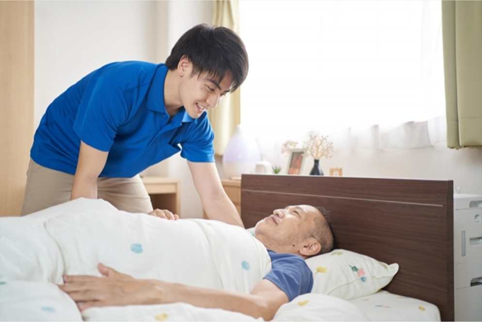 介護スタッフとレクリエーションを楽しむ入居者