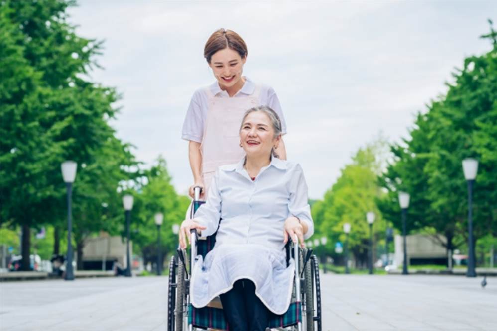 介護スタッフと話す高齢女性