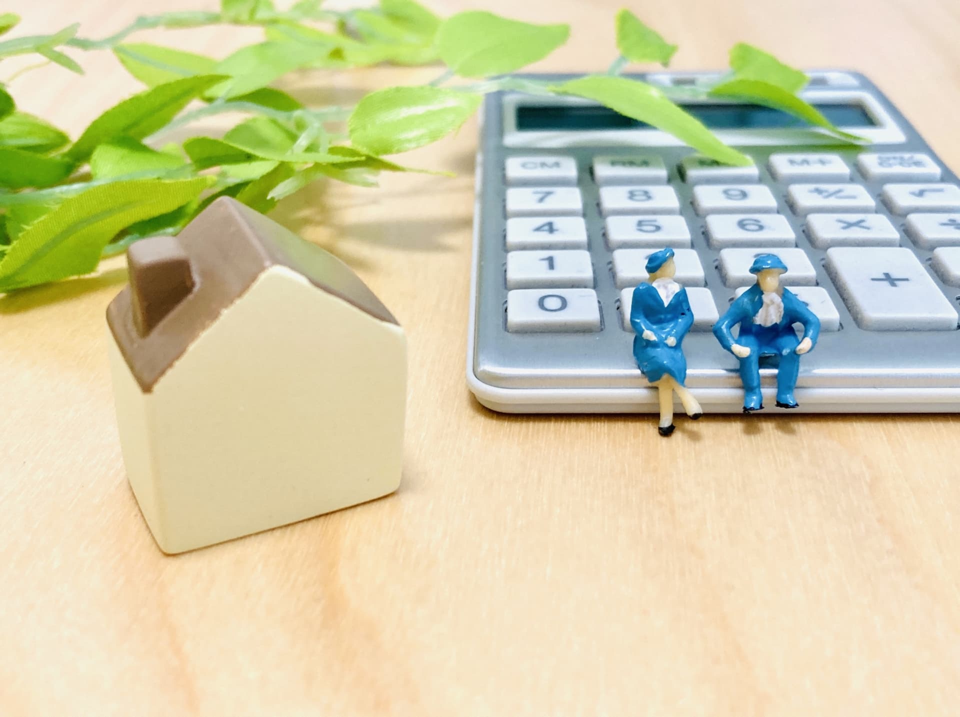 円グラフが書かれた書類と電卓