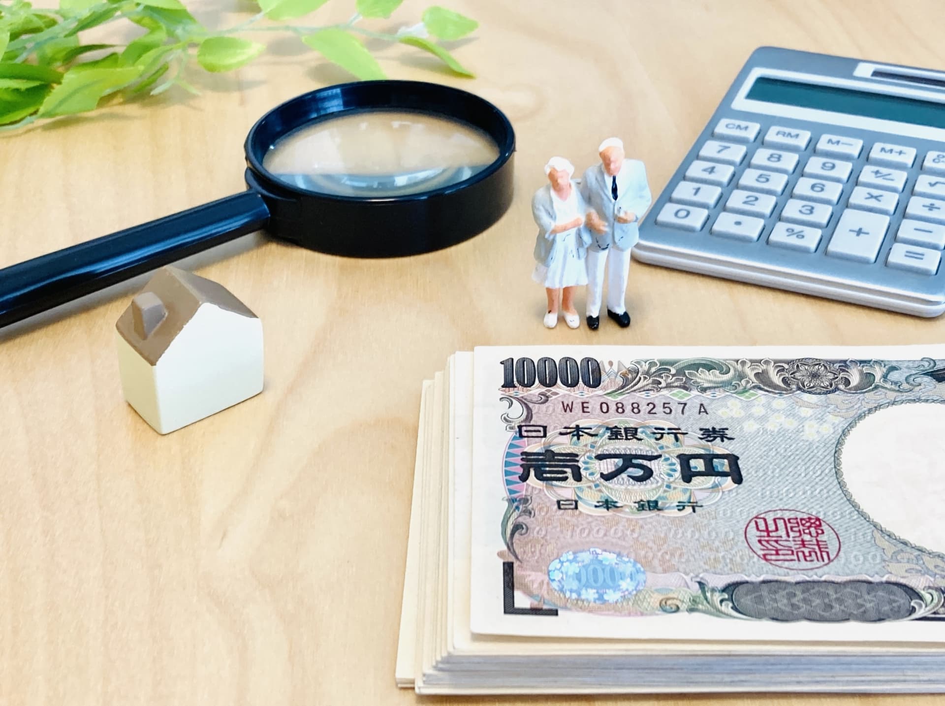 電卓とペンと書類