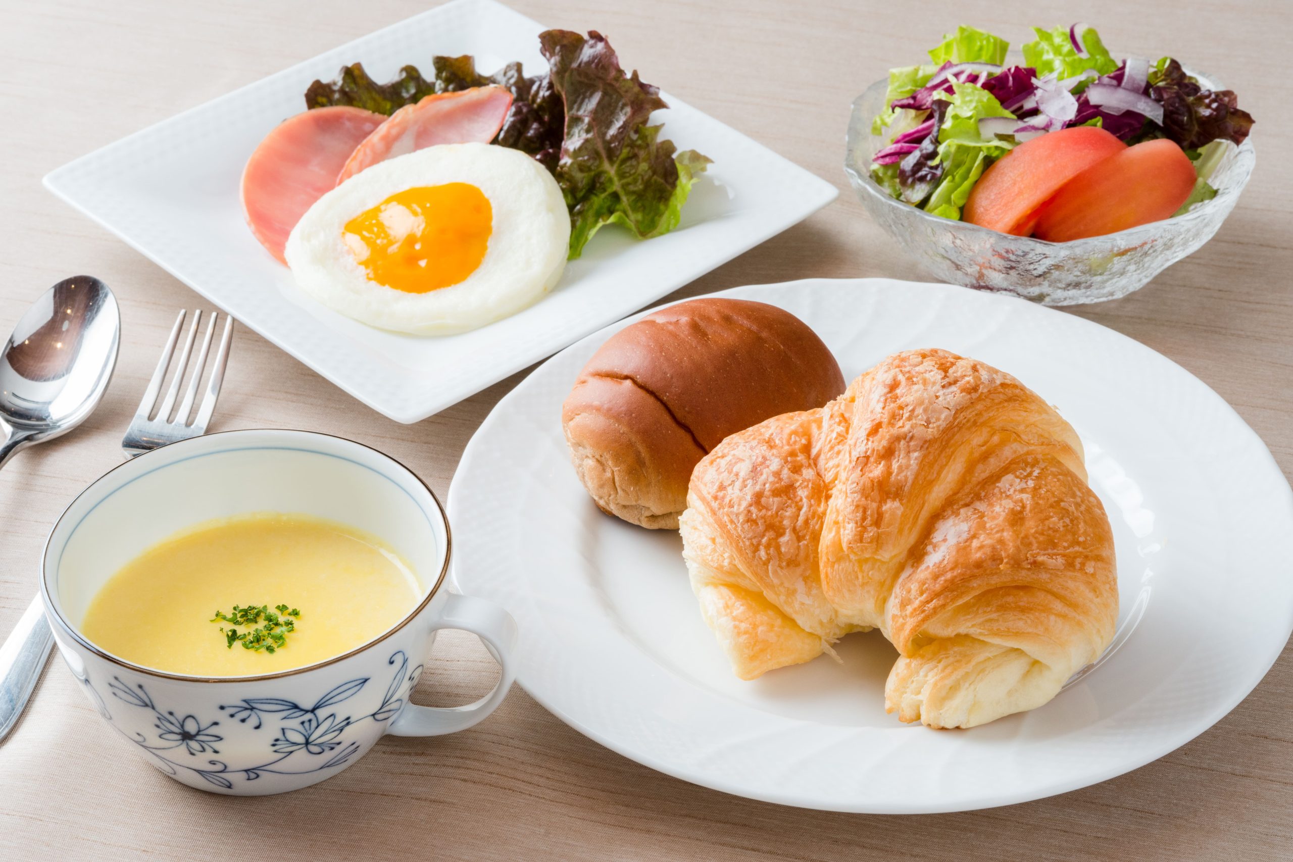 食事が配膳されたテーブル