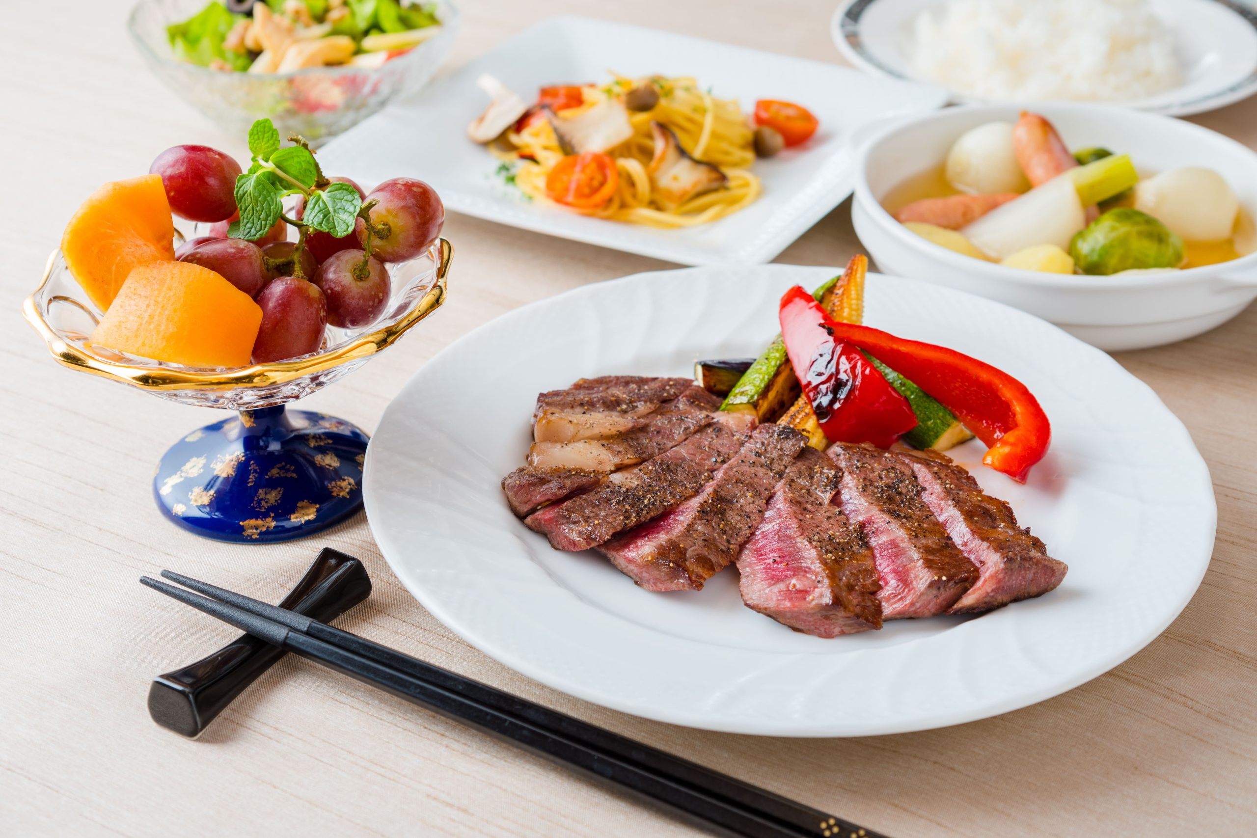 ローストビーフが盛り付けられた皿