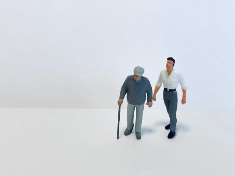 車椅子を押す家族