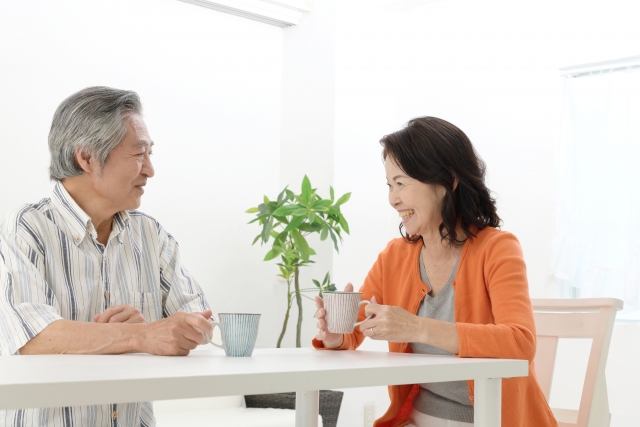 虫眼鏡で書類を確認している