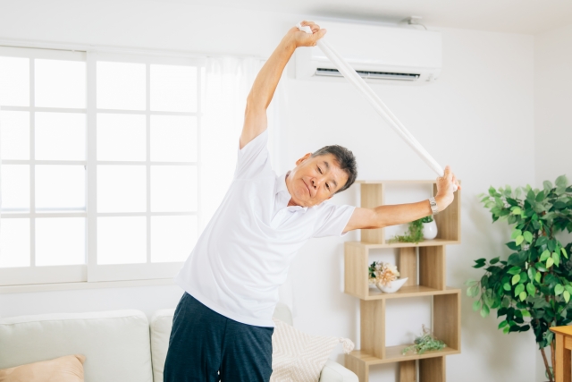 体操をする高齢者たち