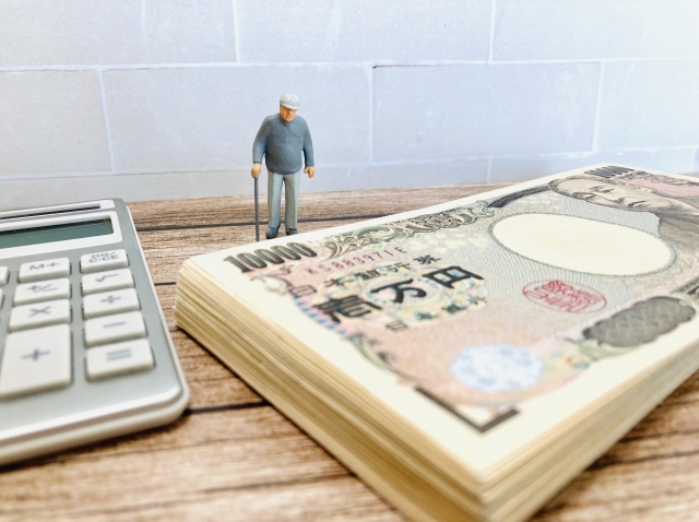 電卓とペンと書類