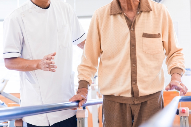 リハビリを受ける高齢者