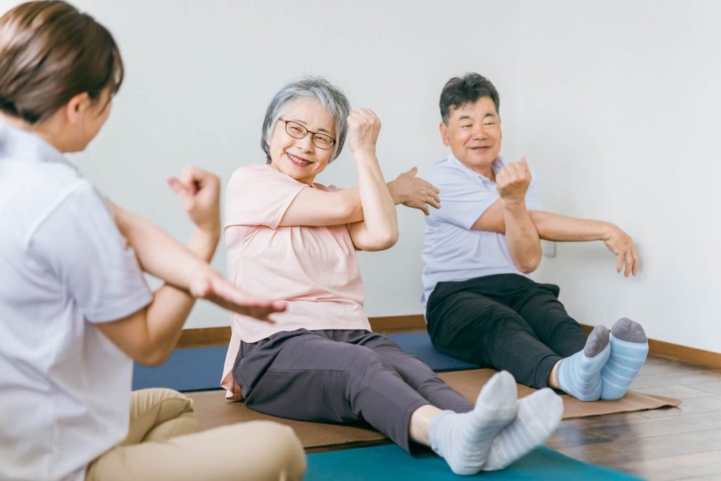 笑顔で食事をする高齢の夫婦