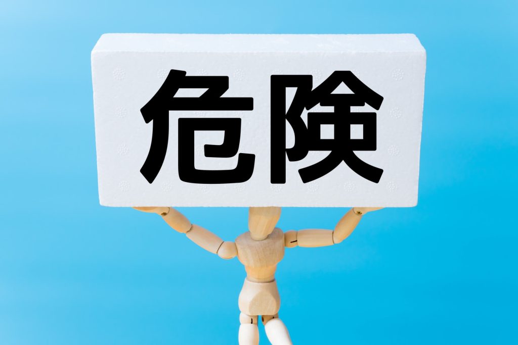 お腹を押さえる高齢の女性