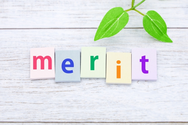 シニア夫婦が笑顔で話している