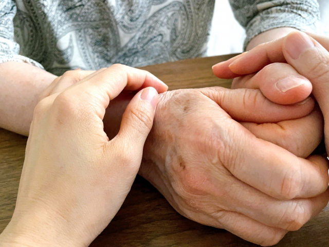 老人ホームのスタッフと入居者