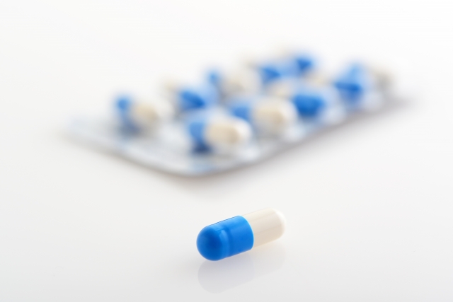 医師の説明を聞く高齢者