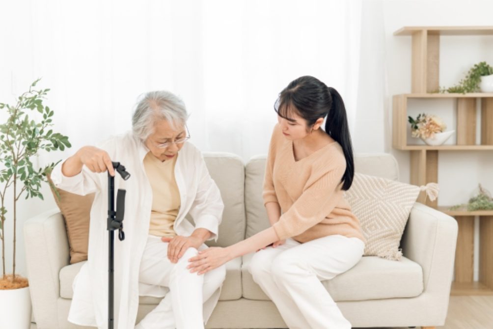 椅子に座りこむ高齢者