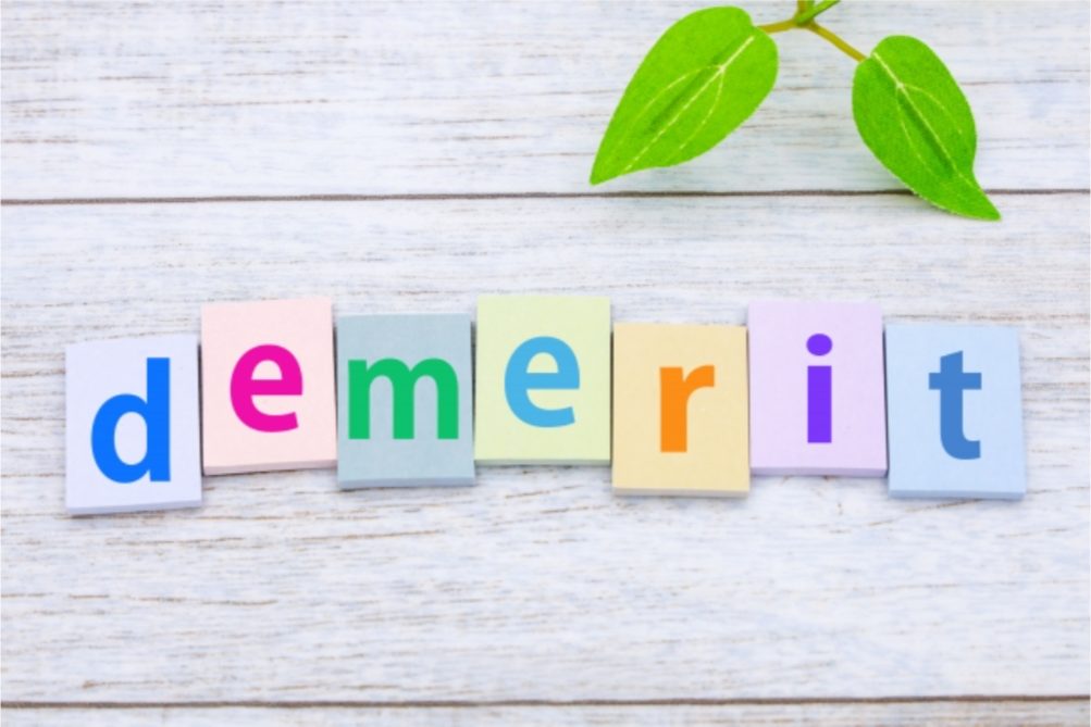 不安そうな表情の高齢者