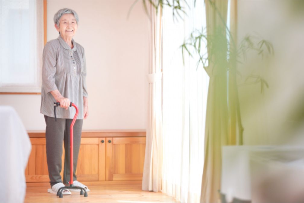 理学療法士と歩行練習をする高齢の女性