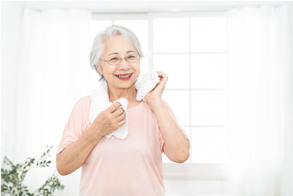 お風呂上りに汗を拭く高齢者