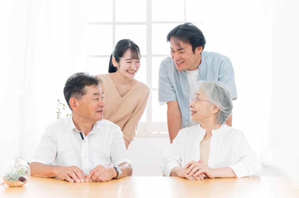 高齢の親と話す家族