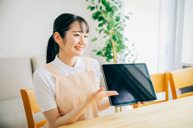 パソコンで介護施設の情報を収集する様子