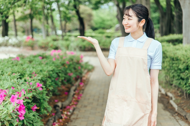 パソコンで老人ホームを探す様子